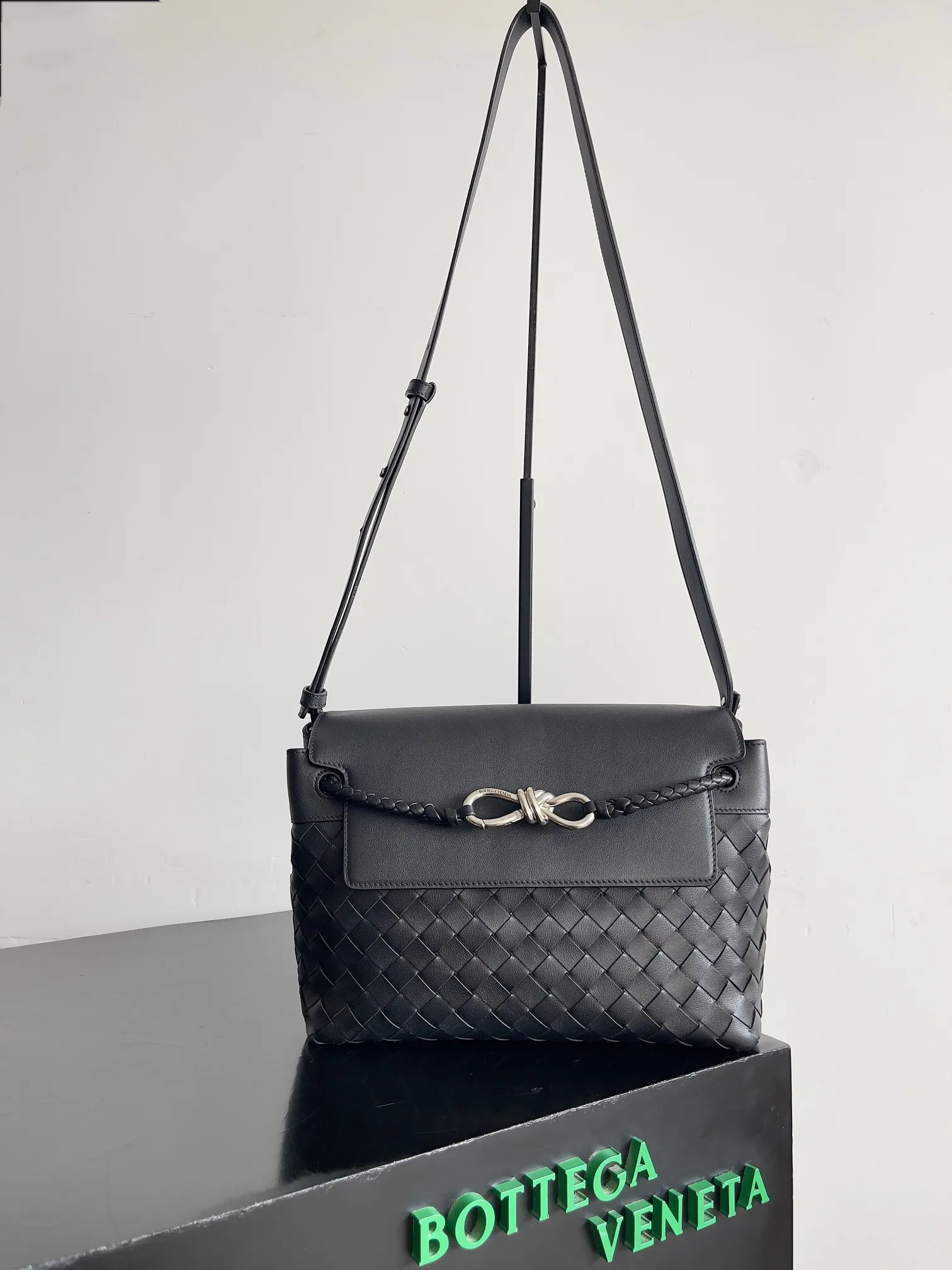 Batch 2460 BOTTEGA VENETA Bottega Veneta's 2025 new product for men ANDIAMO Bottega Veneta's main recommendation is undoubtedly the Andiamo small size. The first new favorite of the 2025 new product is a men's figure buckle bag. It can be seen that the designer has used many small ideas. The detachable crossbody strap is very convenient. It is convenient for elite office workers to reduce the burden on their hands when carrying work logs and office supplies. The interior is divided into two large compartments and a small zippered compartment. Unlike the women's model, the compartments here are not removable. The fixed large single layer also makes it easier to pack lightly when going out to work, and avoids the accumulation of too many small items. Style number: 815781 Size: 29*20*13cm